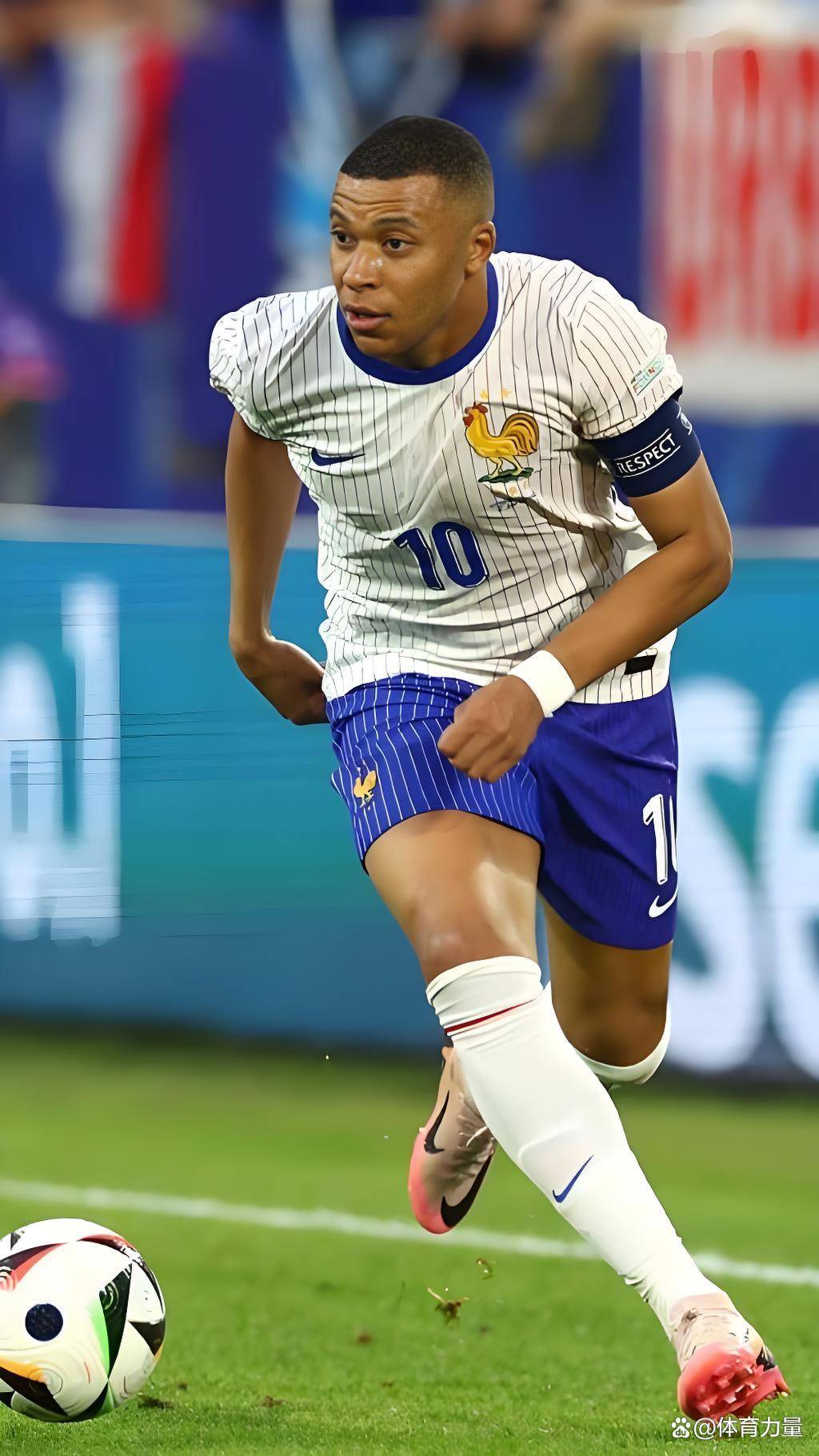 随着巴萨2-1绝杀,马竞1-0,贝蒂斯2-2绝平黄潜,西甲积分榜如下